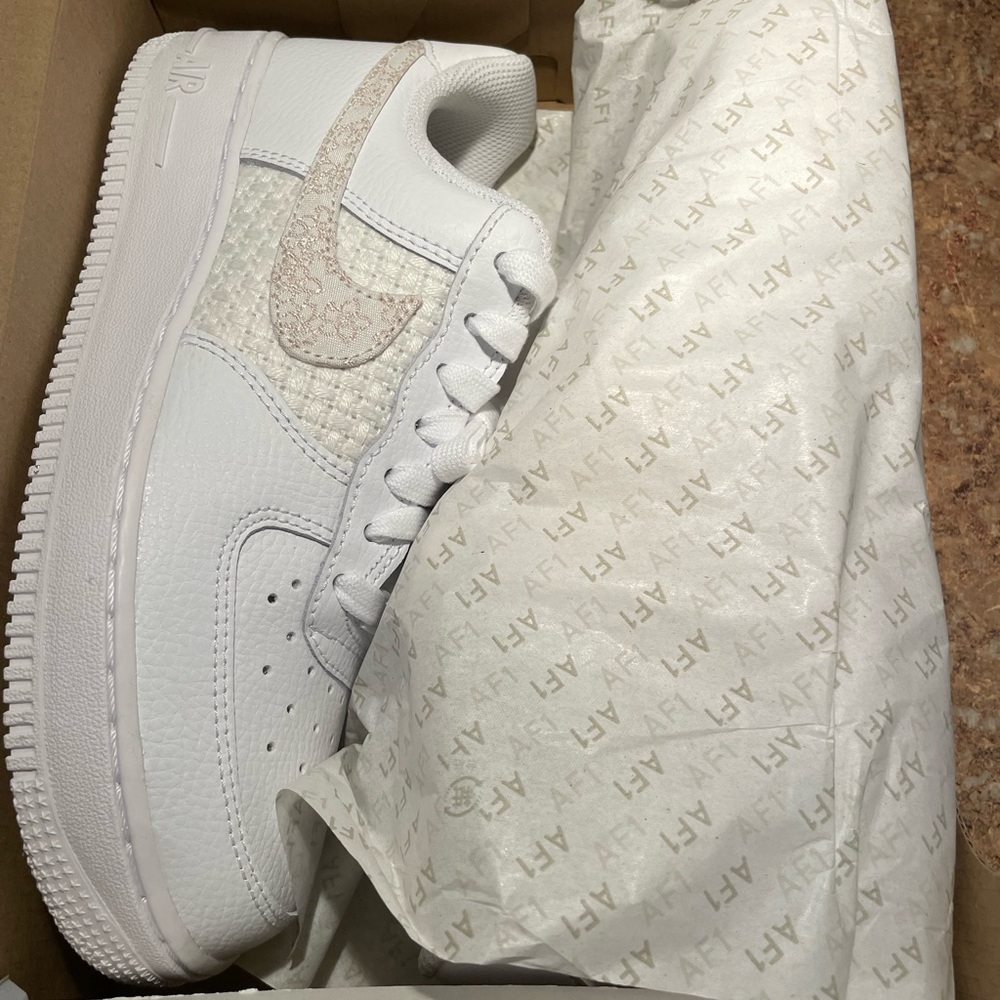 Women's Nike Air Force 1 '07 SE. NEW!